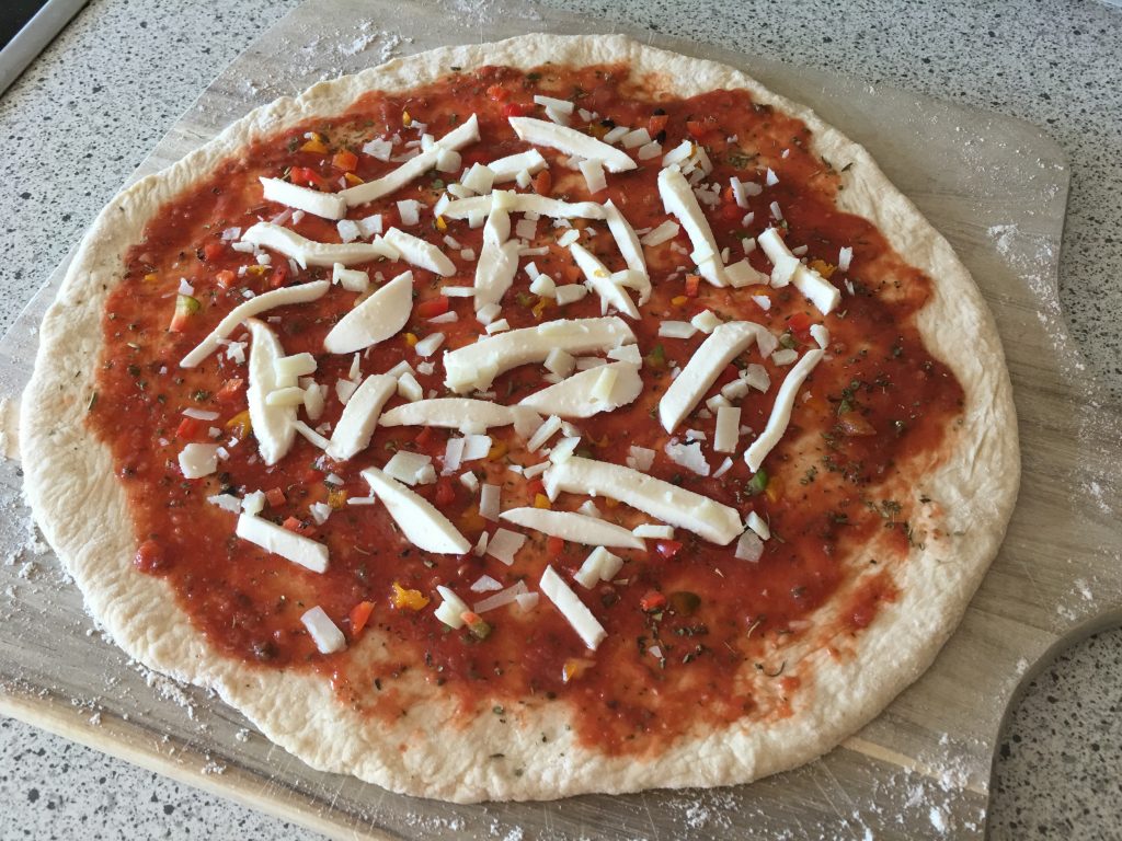 Pizza Salami Mit Zwiebeln Und Oliven Rezept Chilirezept De