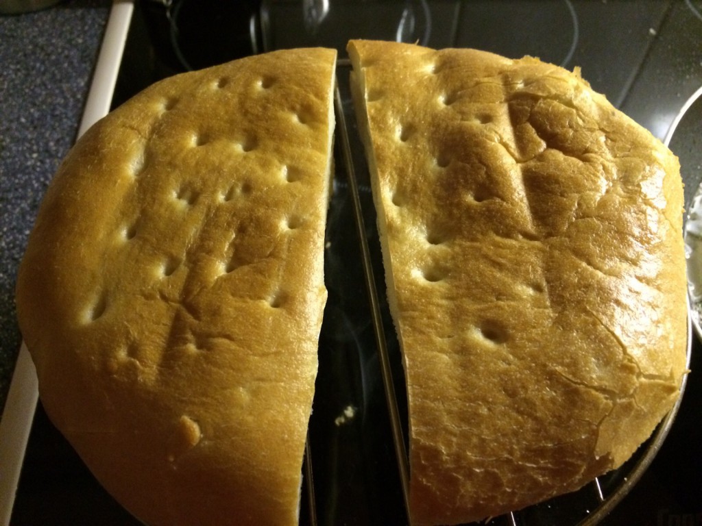 Panierter Seelachs im Fladenbrot mit Chili und Salat