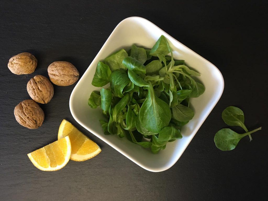 Feldsalat mit Orangen-Vinaigrette und Walnüssen | Rezept