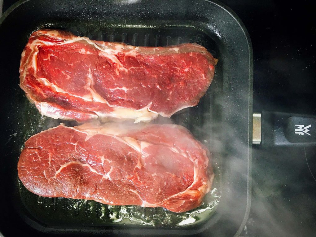 Rindersteak mit Hasselback Kartoffeln und Brokkoli | Rezept